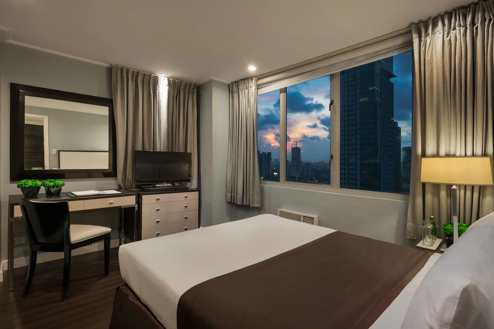 ONE-BEDROOM SUITE